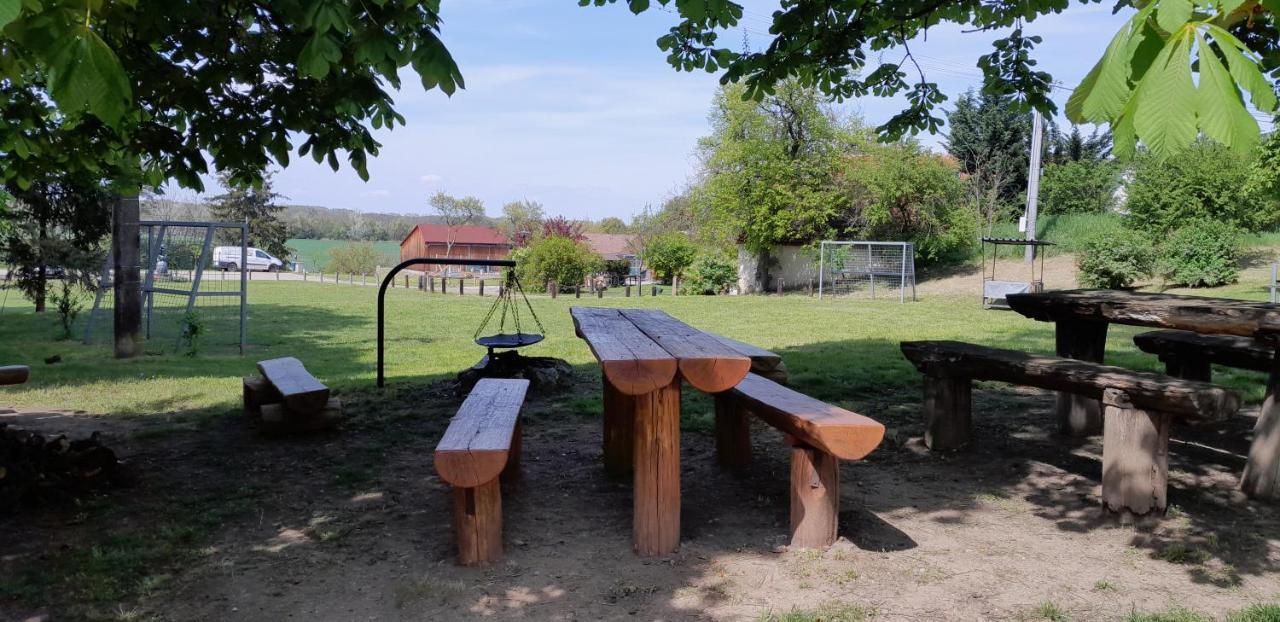 Ubytovani Na Sklepe U Prochazku Pouzdrany Exterior foto